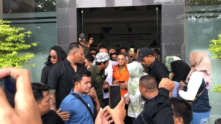 Usai Jalani Sidang Eksepsi, Sudewo Temui Pendukungnya di Tipikor Semarang