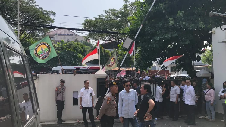 Usai Jalani Sidang Eksepsi, Sudewo Temui Pendukungnya di Tipikor Semarang