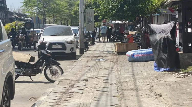 Trotoar Jalan Kyai Haji Agus Salim Semarang Rusak, Hambat Mobilitas Pejalan Kaki