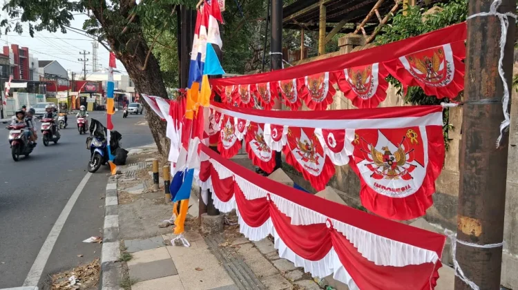 Menjelang HUT ke-81 RI, Penjual Bendera Marak di Jalan Protokol Semarang