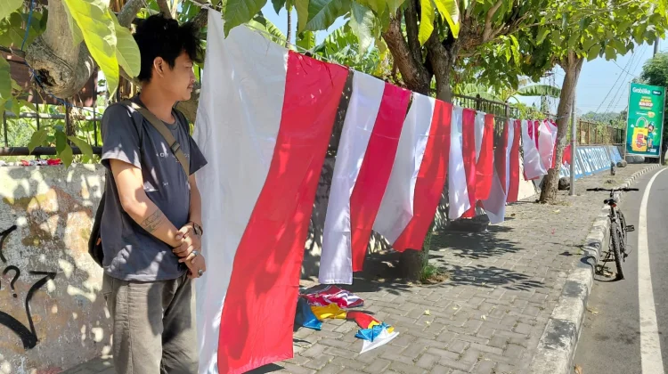 Menjelang HUT ke-81 RI, Penjual Bendera Marak di Jalan Protokol Semarang