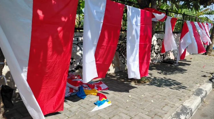 Menjelang HUT ke-81 RI, Penjual Bendera Marak di Jalan Protokol Semarang