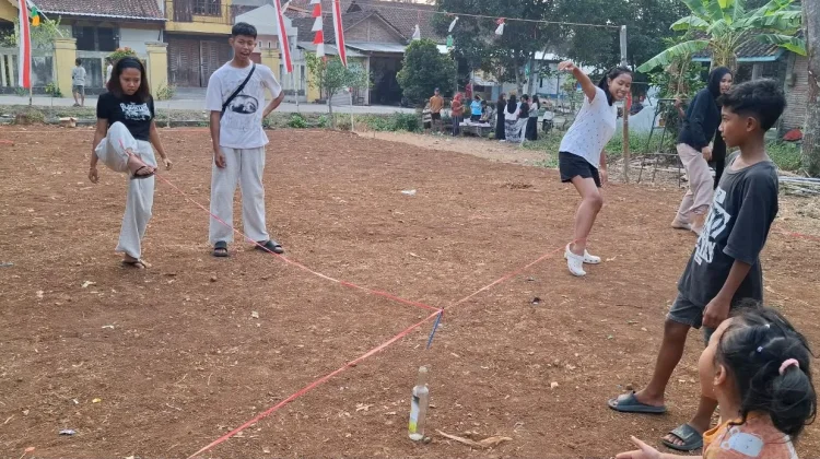 Warga Dusun Karangguli Semarakkan HUT Ke-81 RI dengan Lomba Ketangkasan