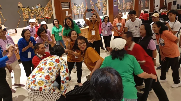 Saat Lansia Kembali Jadi Anak-Anak dalam Dolanan Bareng Temu Raya Adiyuswa