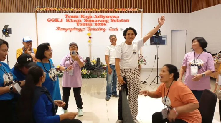 Saat Lansia Kembali Jadi Anak-Anak dalam Dolanan Bareng Temu Raya Adiyuswa