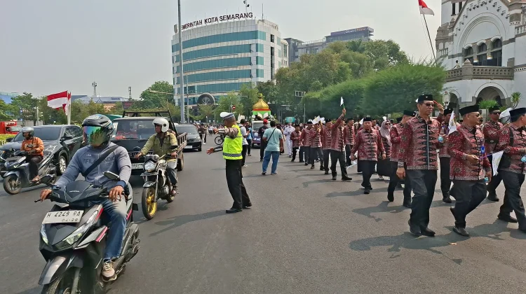 Kawal Pawai MTQN, Satlantas Polrestabes Semarang Alihkan Arus Secara Situasional