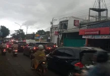 Hujan di Pagi Hari, Lalu Lintas Jalan Kedungmundu Kota Semarang Macet