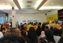 Jelang Lebaran, Antrean Pembeli di Toko Roti Mengular