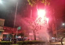 Diguyur Hujan, Semangat Takbir Jemaah Masjid Jami Baitul Muttaqin Tetap Menyala