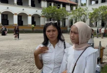 Terik Matahari Tak Surutkan Wisatawan Lawang Sewu Berswafoto dengan Keluarga