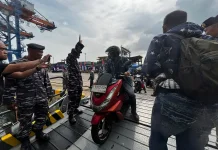 Ribuan Pemudik Balik ke Jakarta Gunakan Kapal Perang KRI Banda Aceh