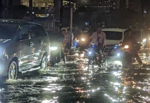 Hujan Deras Guyur Kota Semarang, Puluhan Motor Mogok Akibat Banjir