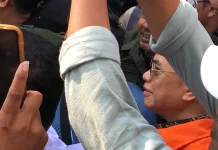 Usai Jalani Sidang Eksepsi, Sudewo Temui Pendukungnya di Tipikor Semarang
