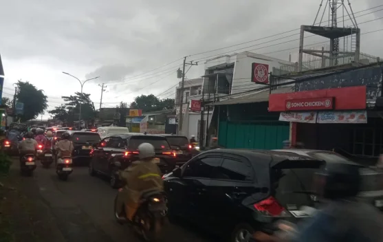 Hujan di Pagi Hari, Lalu Lintas Jalan Kedungmundu Kota Semarang Macet