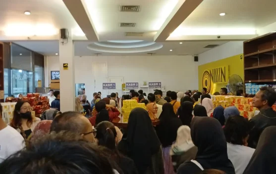 Jelang Lebaran, Antrean Pembeli di Toko Roti Mengular