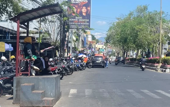 Berita Foto - Halte Pasar Peterongan Belum Dilengkapi Aksesibilitas ...