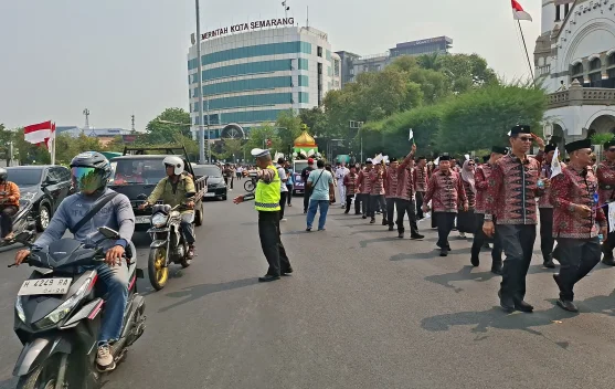 Kawal Pawai MTQN, Satlantas Polrestabes Semarang Alihkan Arus Secara Situasional