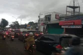 Hujan di Pagi Hari, Lalu Lintas Jalan Kedungmundu Kota Semarang Macet