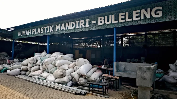 Melihat Pengelolaan Sampah Plastik di Rumah Plastik Mandiri