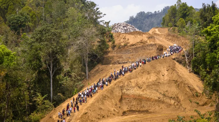 Debu, Bukit yang Terbelah, dan Doa Tolak Bala di Pegayaman