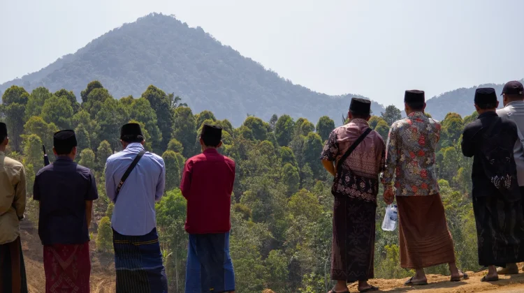 Debu, Bukit yang Terbelah, dan Doa Tolak Bala di Pegayaman