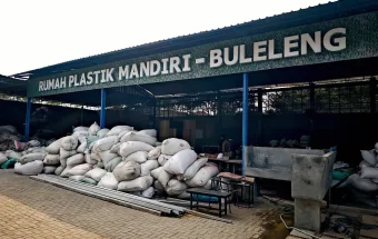 Melihat Pengelolaan Sampah Plastik di Rumah Plastik Mandiri