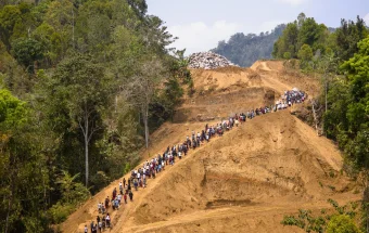 Debu, Bukit yang Terbelah, dan Doa Tolak Bala di Pegayaman