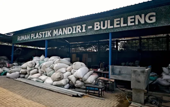 Melihat Pengelolaan Sampah Plastik di Rumah Plastik Mandiri