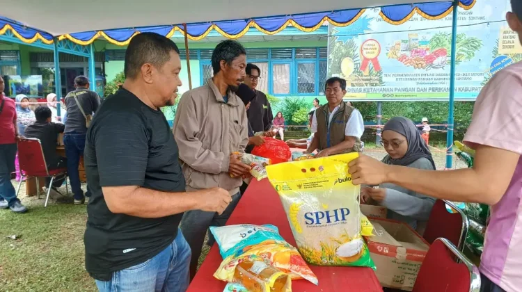 DKPP Gandeng Bulog Sintang Gelar Gerakan Pangan Murah