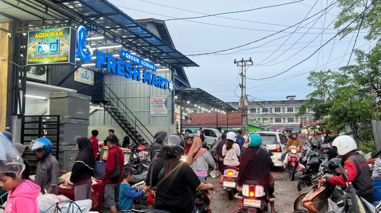 Menjelang Imlek dan Ramadan Warga  Kunjungi Pasar Masuka