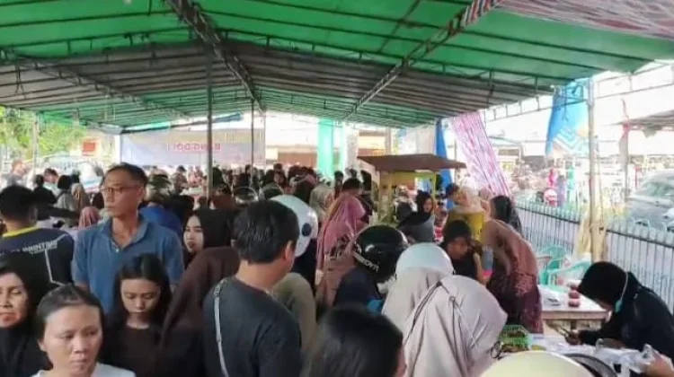 Warga Kunjungi Kantin Ramadan di Masjid Al-Amin Sintang