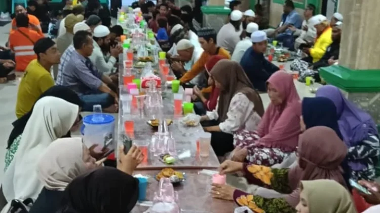 Masjid Al-Amin Sintang Adakan Buka Puasa Bersama Jamaah