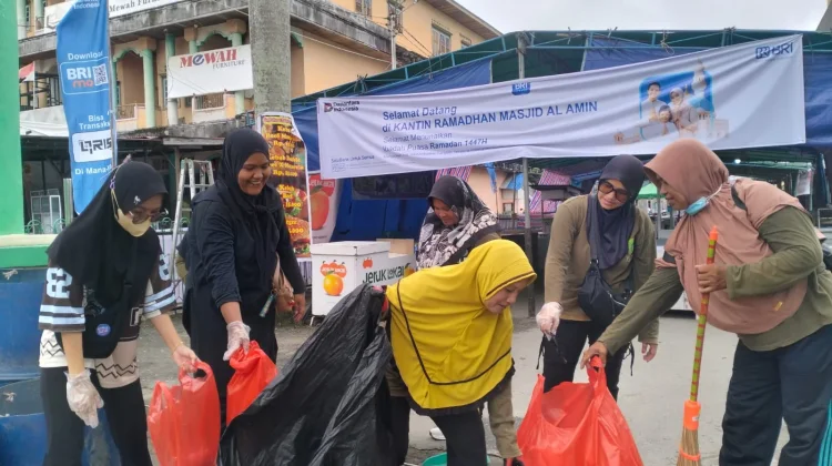 Warga Sintang Lakukan Aksi Memungut Sampah di Jalan