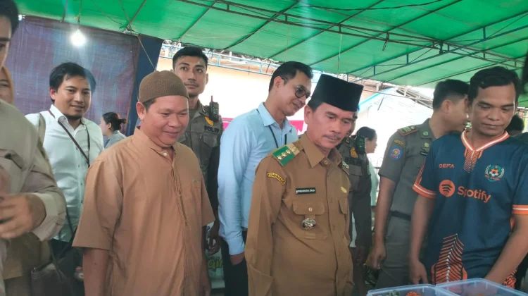 Bupati Sintang Tinjau Kantin Ramadan Masjid Al Amin