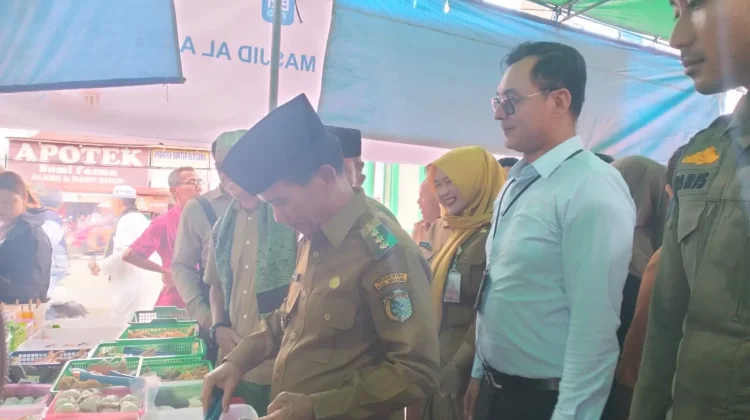 Bupati Sintang Tinjau Kantin Ramadan Masjid Al Amin