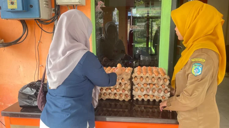 Tekan Inflasi, Dinas Perkebunan dan Peternakan Sintang Buka Gerai Telur