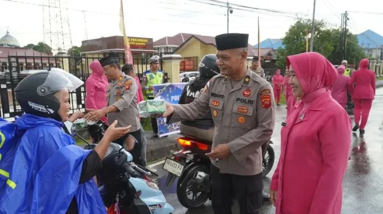 Kabag Sumda Polres Kapuas Hulu, Kompol Widianto Berbagi Takjil