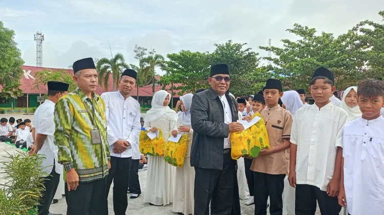 Siswa MTsN Sintang dengan Resensi Buku Terbaik Dapat Penghargaan