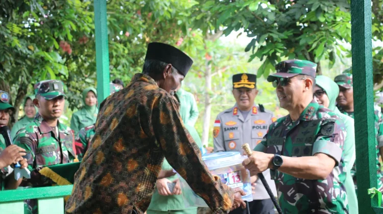 Pangdam XII/Tanjungpura Menyerahkan Bantuan Sosial pada Warga di Sintang