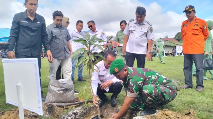 Bupati Sintang Tanam Pohon saat Penutupan TMMD ke-127 Kodim Sintang