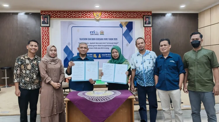 Penandatanganan MoU antara RRI Sintang dengan FKMS Kabupaten Sintang