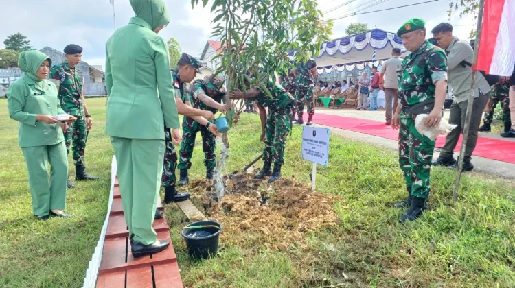 Pangdam XII/Tanjungpura Tanam Pohon saat Penutupan TMMD 127 Kodim Sintang
