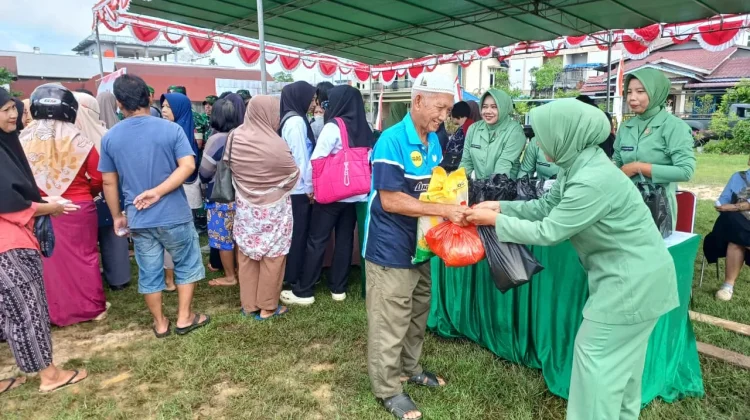 Warga Antusias Ikuti Antre Sembako Murah TMMD 127 Sintang