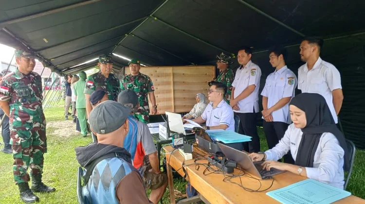 Pangdam XII/Tpr Tinjau Pelayanan Pembuatan Akta Pencatatan Sipil Gratis di TMMD