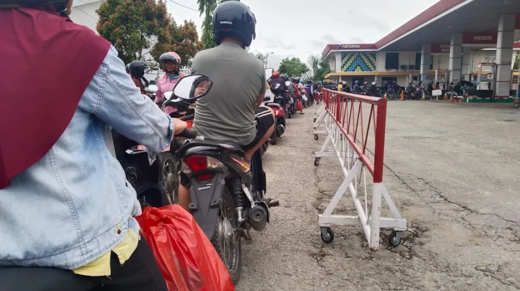 Antrean BBM di SPBU Sintang