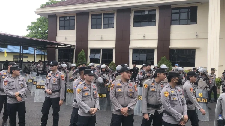 Personil Polres Sintang Berjaga saat Aksi di Depan PN Sintang