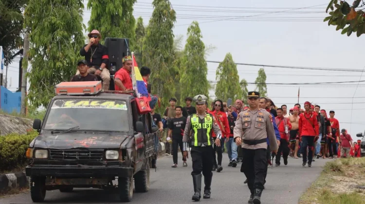 Polisi Kawal Aksi Damai di Sintang