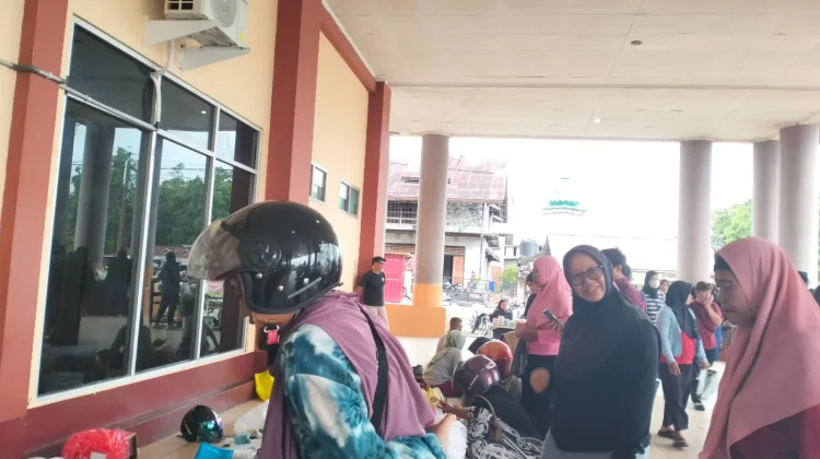Aktivitas Pasar Tani Sintang Kembali Normal