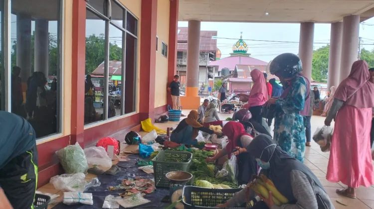 Aktivitas Pasar Tani Sintang Kembali Normal