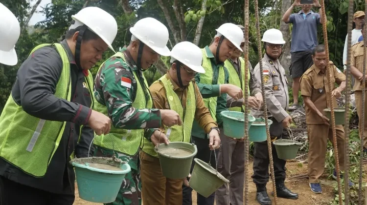Wabup KH Lakukan Peletakan Batu Pertama Jembatan Gantung Nanga Sebintang